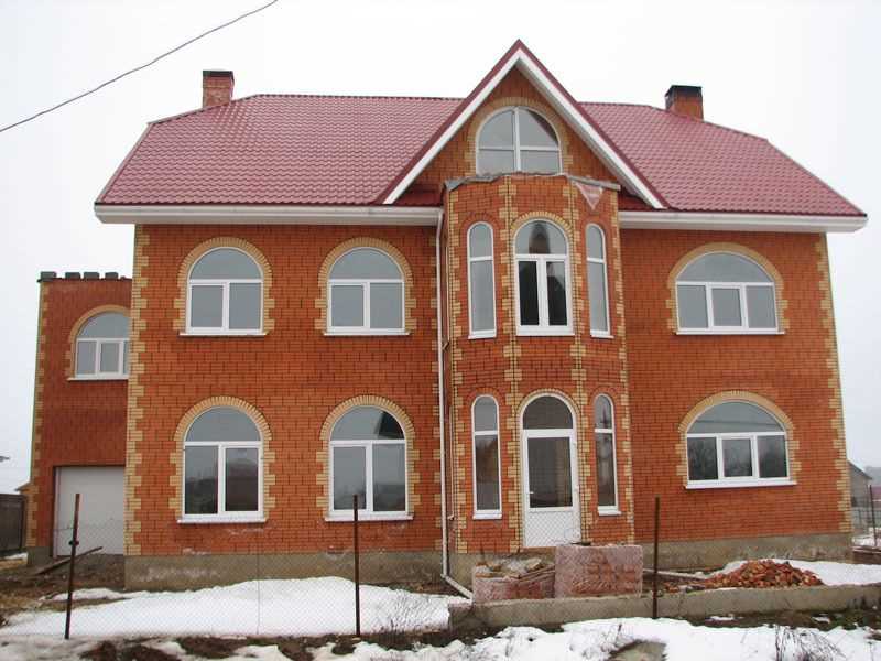 Окна в виде вытянутых или широких арок